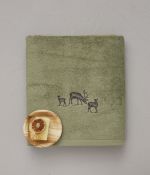 Embroidered bath towel 100x150 cm Highlands vetiver green