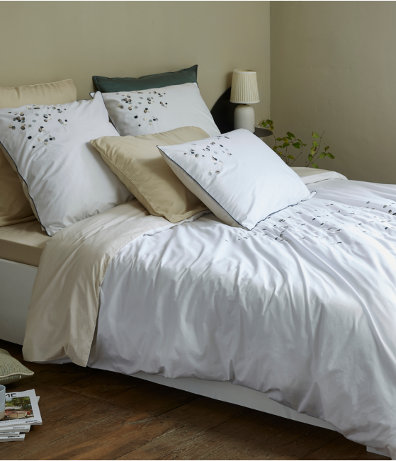 Embroidered bed set Promesse