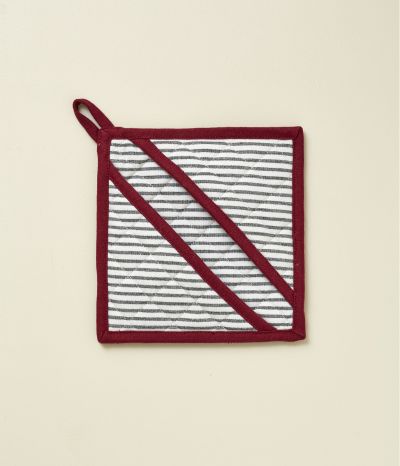 Burgundy “Aux Petits Oignons” oven mitt