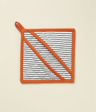 Orange “ Aux Petits Oignons” oven mitt