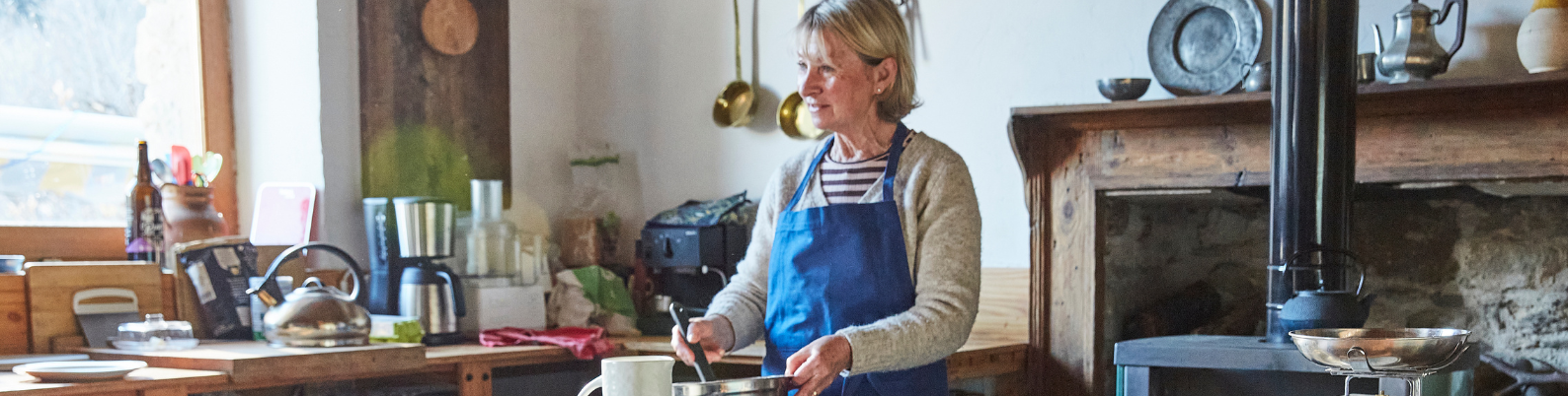 Apron, oven mitten and pot holder