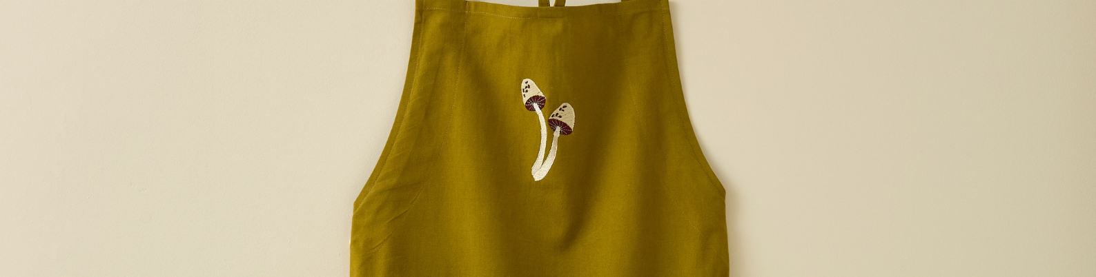 Apron, oven mitten and pot holder Apron, oven mitten and pot holder