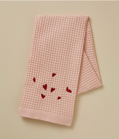 Serviette brodée en nid abeille Jolis coeurs rose